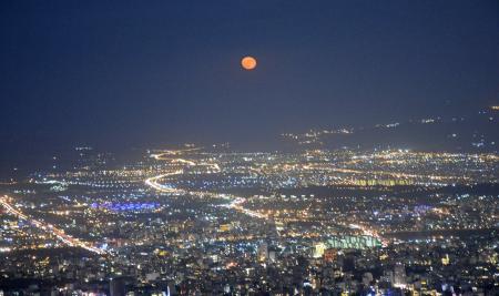 تهران از بالا همزمان با طلوع ماه