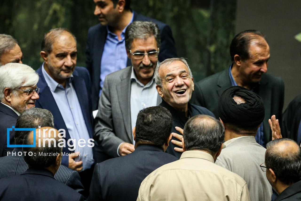 خنده‌های پزشکیان در جمع مجلسی‌ها