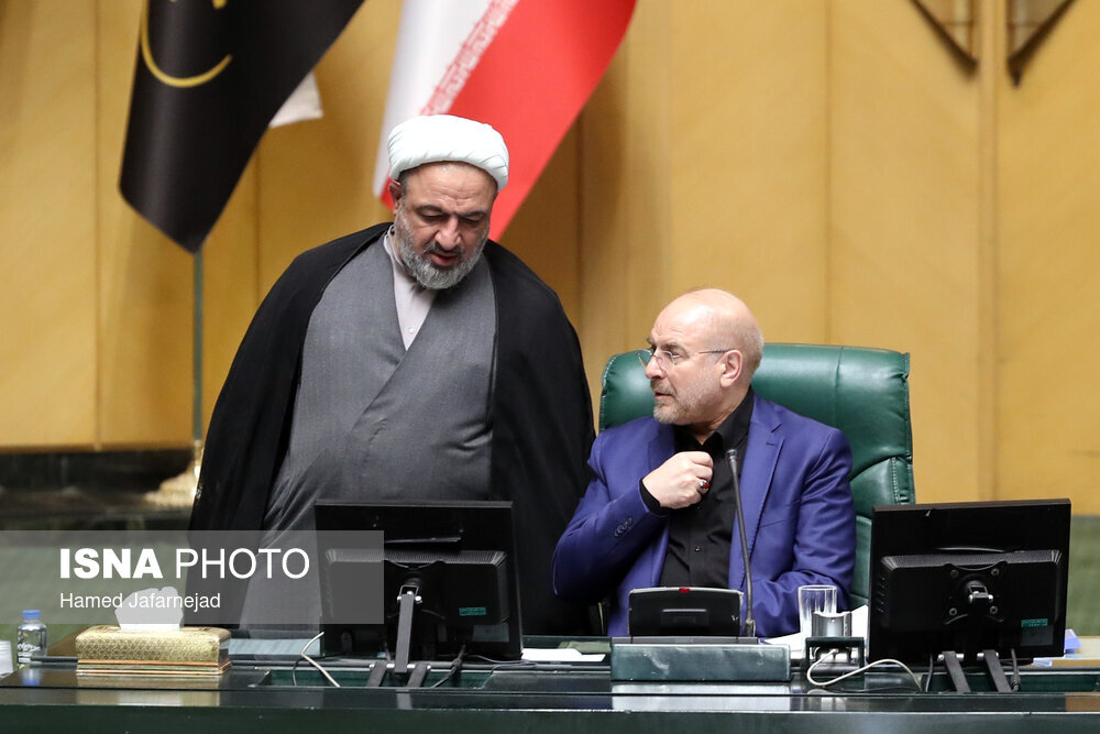 چهره جدی قالیباف حین گفتگوی خصوصی با رسایی 