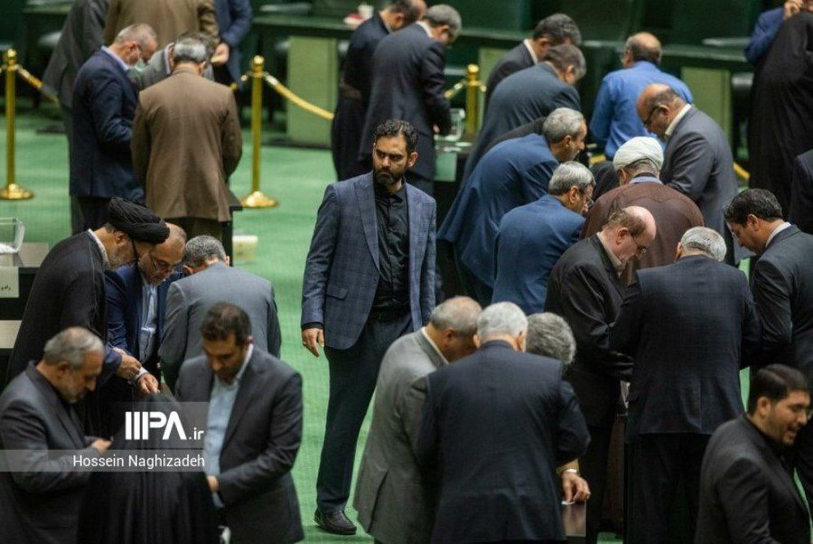 عکس تاریخی از لحظه شمارش آرا در مجلس
