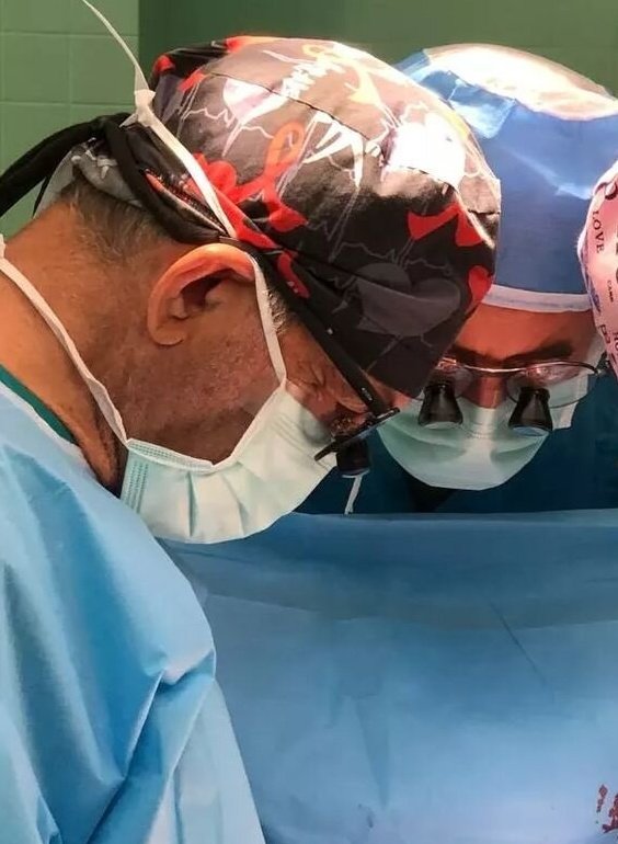 تصویری از دکتر پزشکیان در حال جراحی بیمار