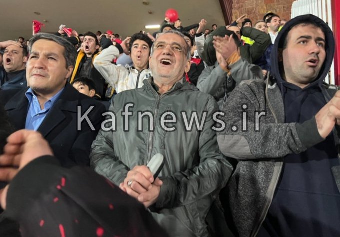 تصاویری از هیجان مسعود پزشکیان، هنگام تماشای بازی تراکتور در استادیوم 