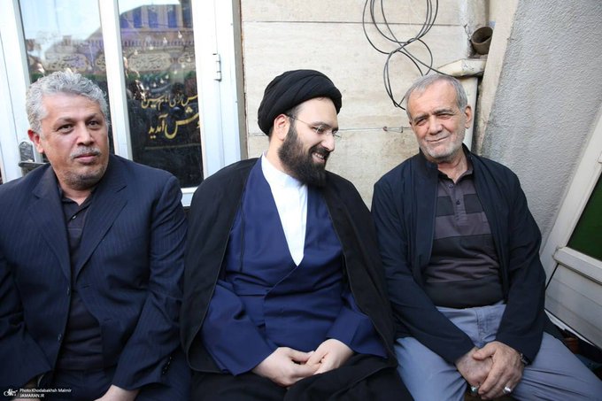تصویری از پزشکیان در کنار سید علی خمینی و مهدی هاشمی