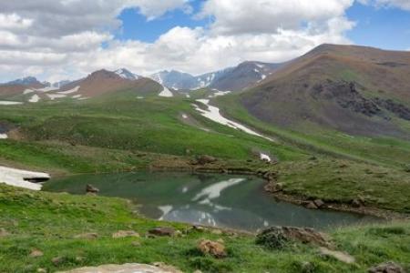 دشت زیبای حصارچال که در تابستان‌ها هم برف دارد