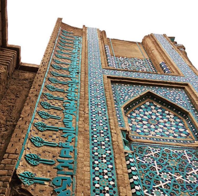 سردر زیبای مدرسه‌ شیخ شهاب‌الدین قاسم طراز