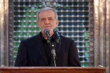 عکس متفاوت از پزشکیان در محل یادبود شهید رئیسی 