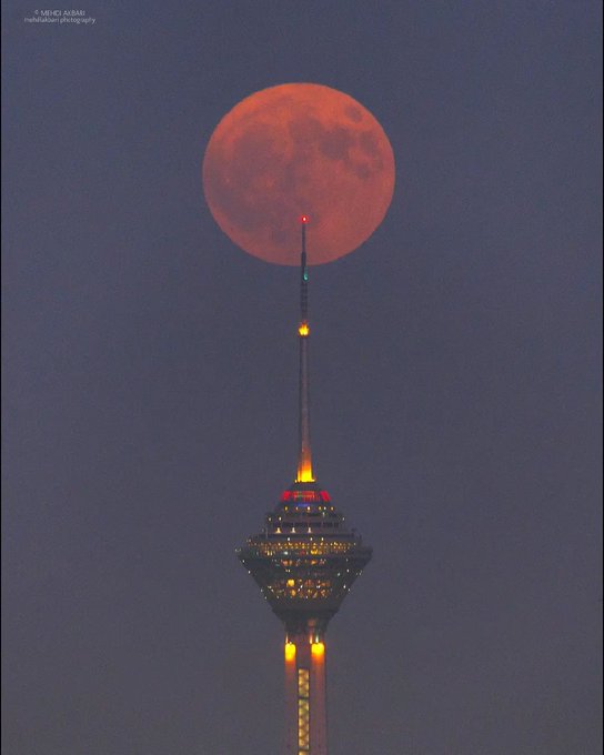  هم‌نشینی زیبای برج میلاد تهران و مهتاب