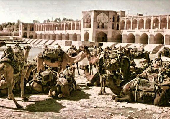 پل خواجوی اصفهان و شترهایش در دهه‌ ۳۰ خورشیدی