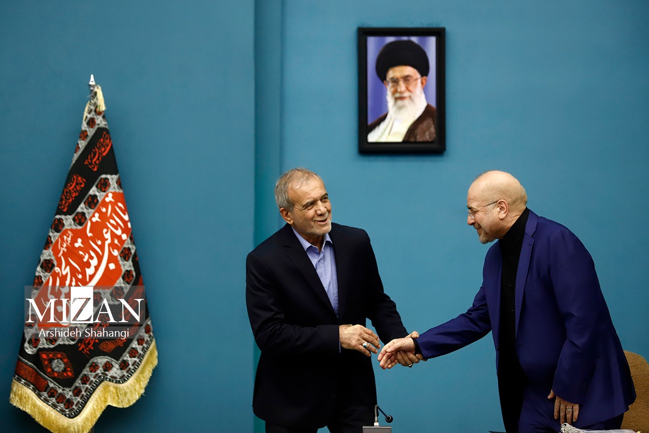 خوش و بش قالیباف و پزشکیان در جلسه شورای عالی انقلاب فرهنگی امروز 