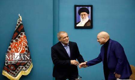 خوش و بش قالیباف و پزشکیان در جلسه شورای عالی انقلاب فرهنگی امروز 