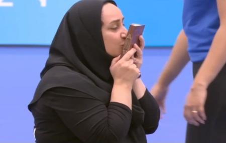  بوسه ساره جوانمردی بر قرآن کریم بعد از کسب مدال طلای پارالمپیک پاریس