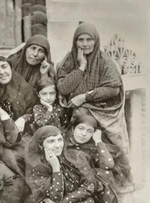ژست برای دوربین گروهی از زنان دوران قاجار