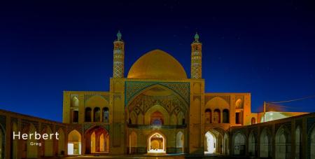 مسجد آقا بزرگ  کاشان در کنار آبی آسمان