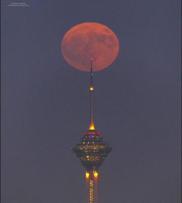 هم‌نشینی خیره کننده ماه و برج میلاد ما