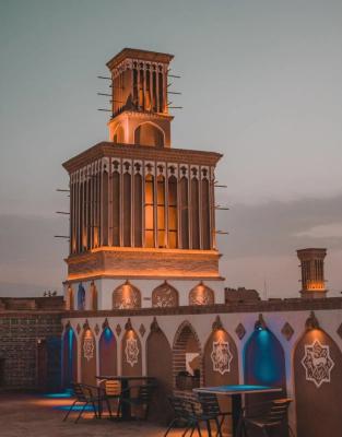 عمارت مالمیر یزد در شبی زیبا