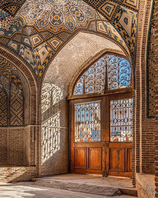 مسجد سپهسالار بهارستان در آفتاب شهریور ماه