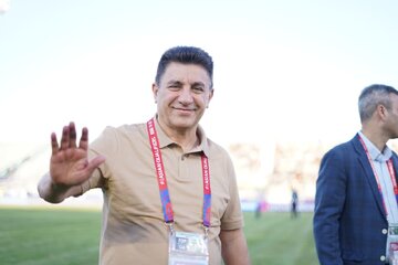 عکسی قدیمی از پزشکیان با تیشرت فوتبال و در کنار قلعه نویی