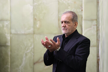 نخستین تصاویر از حضور پزشکیان در حرم مطهر امام جواد(ع) و امام موسی کاظم (ع)