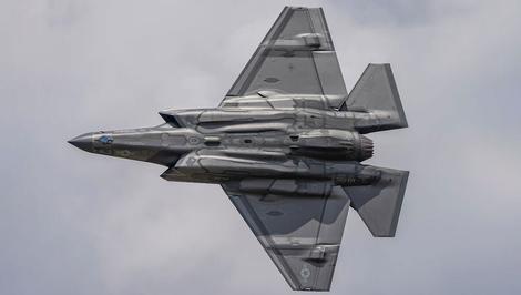 نمای بسیار نزدیک و کمیاب از سطح زیرین F35 که تک سرنشین، تک موتوره، رادار گریز است و در هر شرایط آب و هوایی عملیات انجام می دهد   