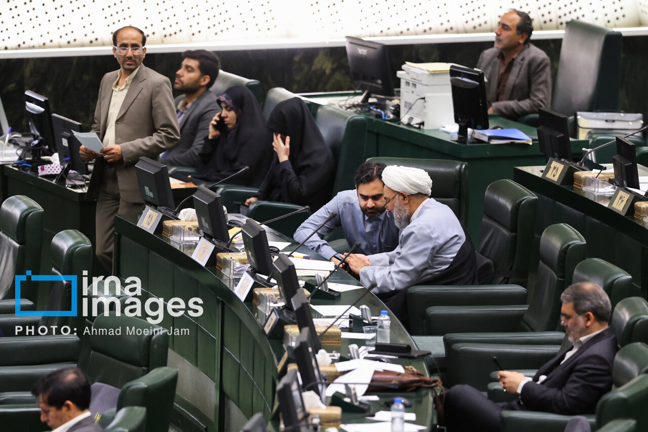  عکسی از گپ و گفت خصوصی ثابتی با آقاتهرانی