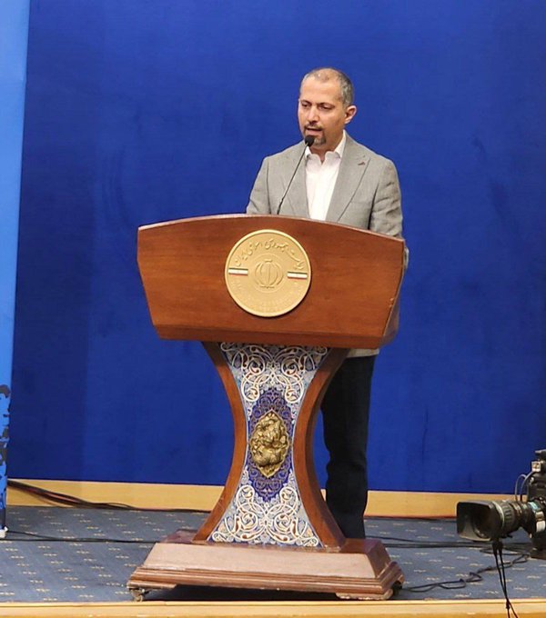 مجری متفاوت اولین نشست خبری رئیس جمهور +عکس