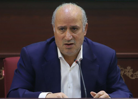 عکسی از مهدی تاج با واکر در جلسه با وزیر ورزش و جوانان