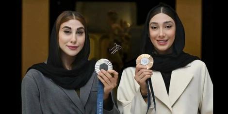 تصویری از ناهید کیانی و مبینا نعمت‌زاده در دیدار با مقام معظم رهبری