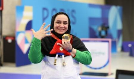 عکسی از هدیه ارزشمند رهبر انقلاب به دختر مدال آور پارالمپیک