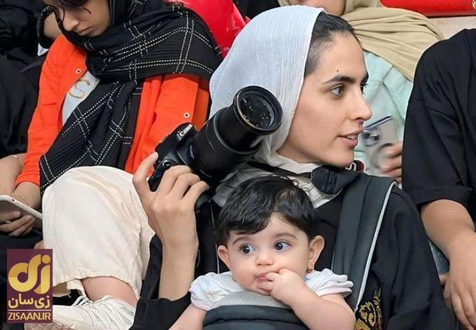 تصویری از یک مادر عکاس ایرانی در مسابقات والیبال آسیا که پربازدید شد