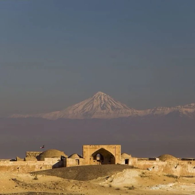 نمایی زیبا از قله دماوند از کاروانسرای قصر بهرام 