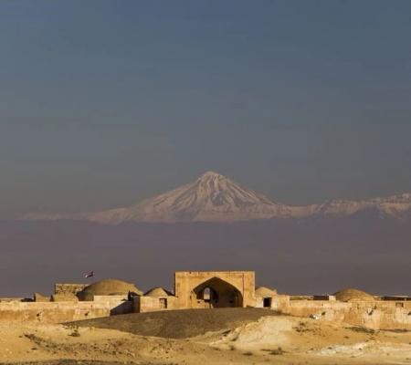 نمایی زیبا از قله دماوند از کاروانسرای قصر بهرام 