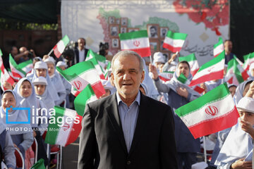 خوش و بش دانش آموزان با پزشکیان در روز اول مهر /دختر شهید بابایی همراه رئیس جمهور شد+ تصاویر