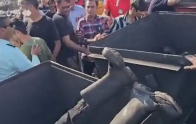 تصویری دردناک از بیرون کشیدنِ پیکرِ‌ کارگرانِ معدن طبس که ایران را عزادار کرد