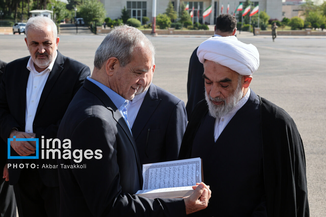 تفال پزشکیان به قرآن قبل از سفر به آمریکا