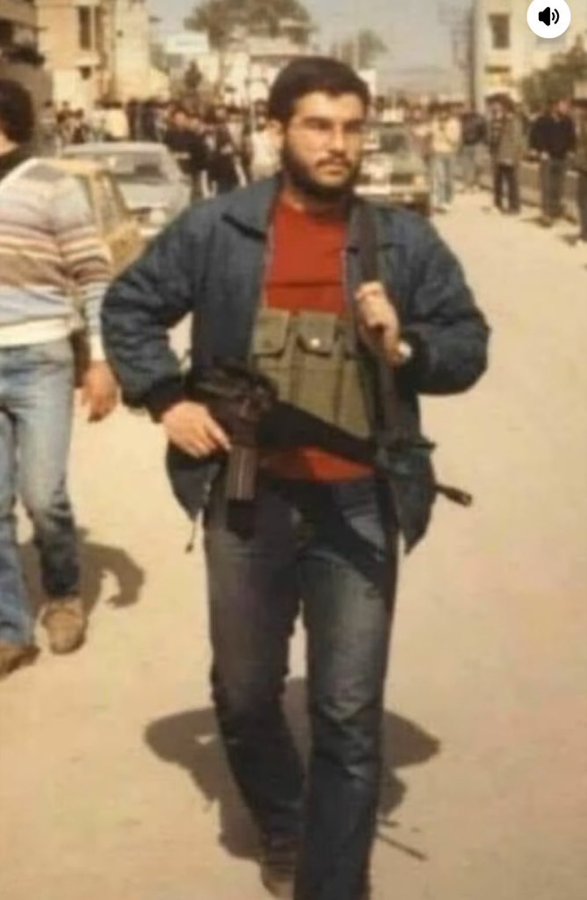 تصویری از جوانی سید حسن نصرالله اسلحه بر دوش+عکس