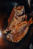  سرو غذا با خمیر زغال در یک رستوران + عکس