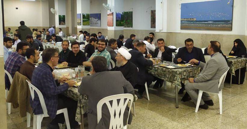 تصویر جالب از حضور صادق آملی لاریجانی در سلف دانشجویی + عکس