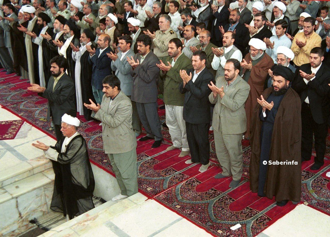 تصویری از شهید نصرالله در نماز جمعه تهران سال ۱۳۷۹