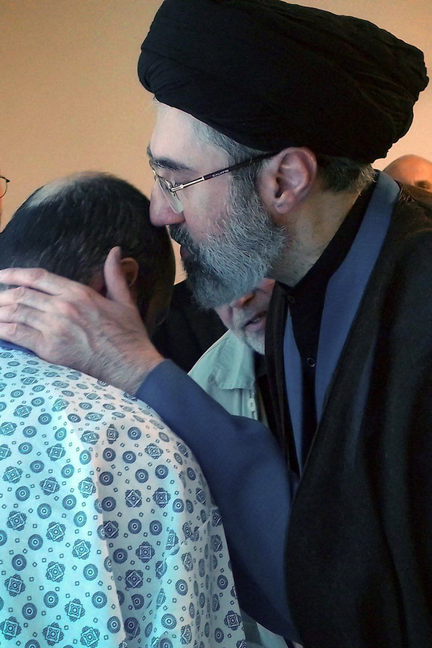 عیادت سیدمجتبی خامنه‌ای از مجروحانِ حادثه‌ تروریستی لبنان