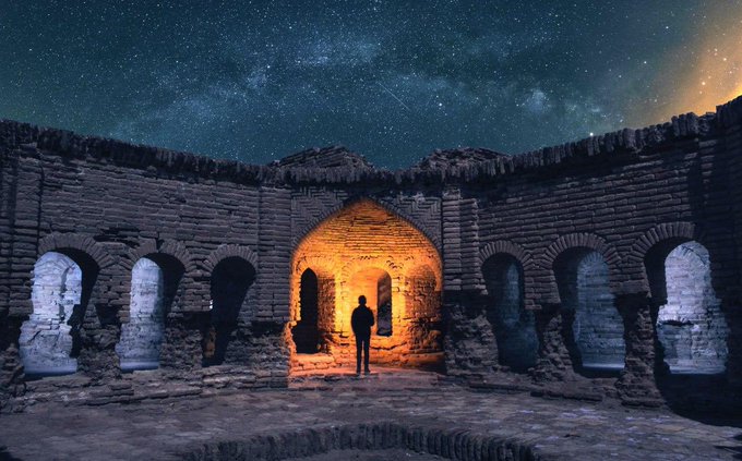 کهکشان راه شیری بر فراز کاروانسرای دیر گچین