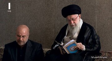 تصویری از رهبر انقلاب درحال قرائت قرآن در مراسم بزرگداشت شهید سیدحسن نصرالله در مصلی تهران