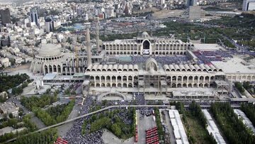 مداحی میثم مطیعی در مصلای تهران در حضور رهبر انقلاب در مراسم سید حسن نصرالله+ عکس