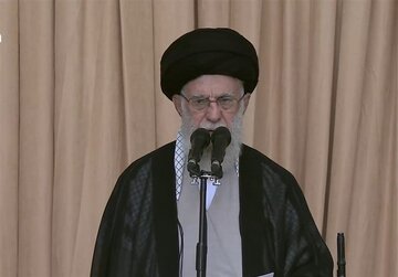 2 قاب از آغاز اقامه نماز جمعه به امامت رهبر انقلاب+ تصاویر