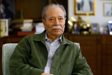 عکسی جالب از شباهت استاد علی نصیریان با یک هنرمند ژاپنی!