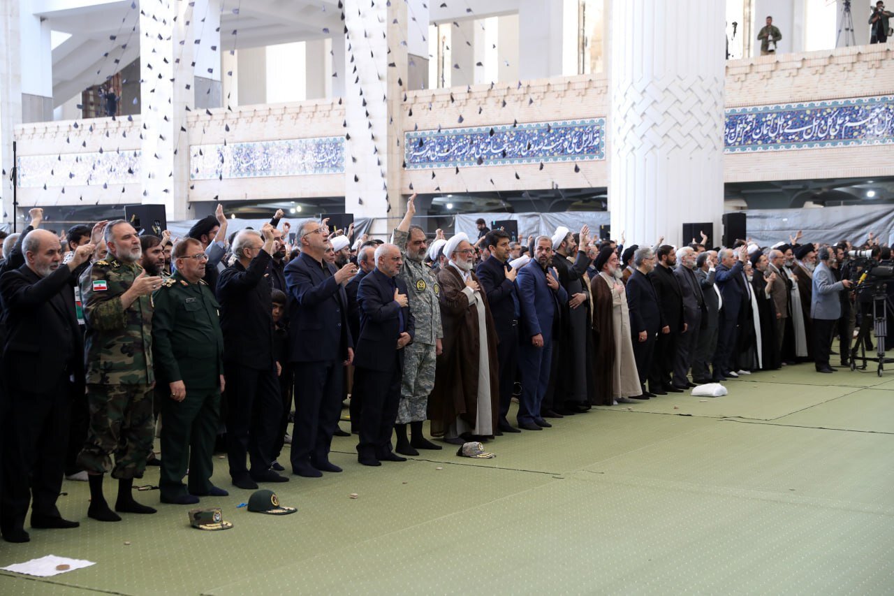 عکسی از گریه‌های علی لاریجانی و زاکانی در نماز جمعه امروز تهران