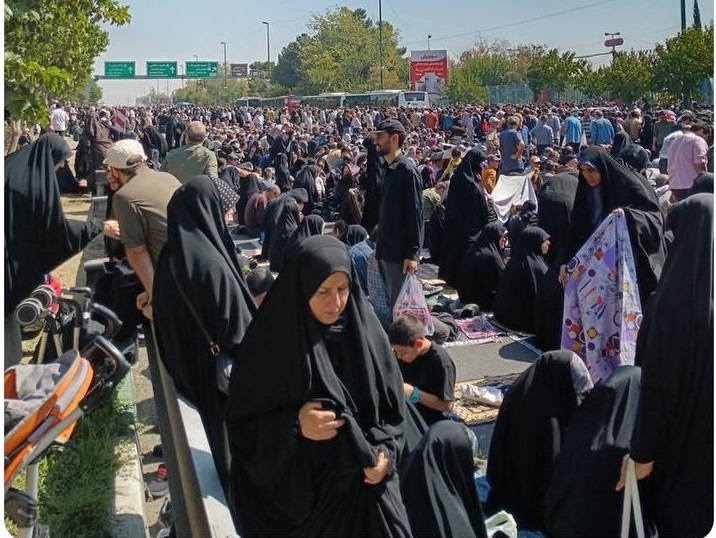 تصاویری از پر شدن صف های نماز جمعه امروز تهران تا بزرگراه حکیم 