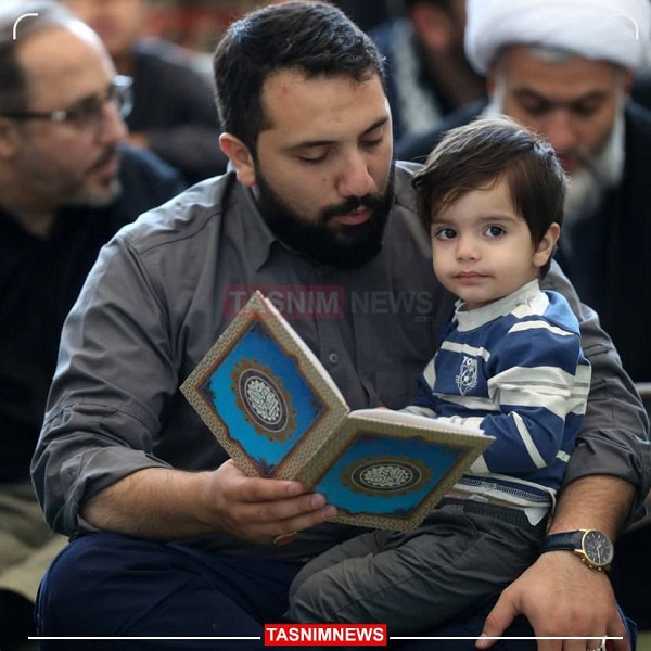 تصویری از فرزند و نوه شهید نیلفروشان در نماز جمعه امروز تهران به امامت رهبر انقلاب