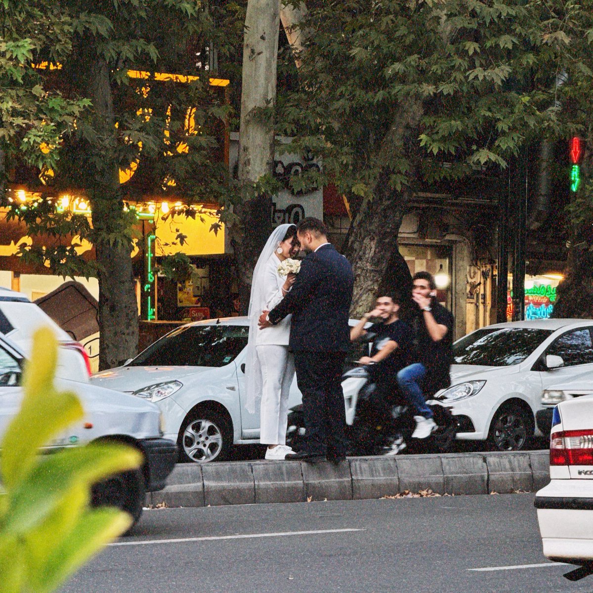 زیبایی عکس این عروس و داماد، توجه همه را جلب کرد+عکس