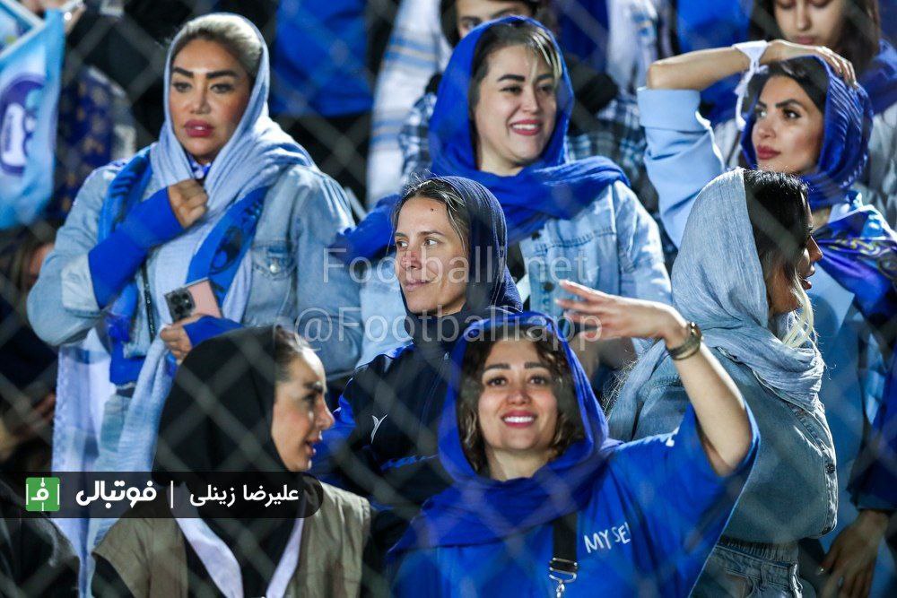 حضور همسر رافائل سیلوا مدافع برزیلی استقلال در ورزشگاه + عکس