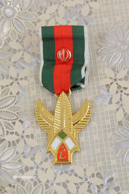 تصویری از نشان مرد فاتح میدان+عکس